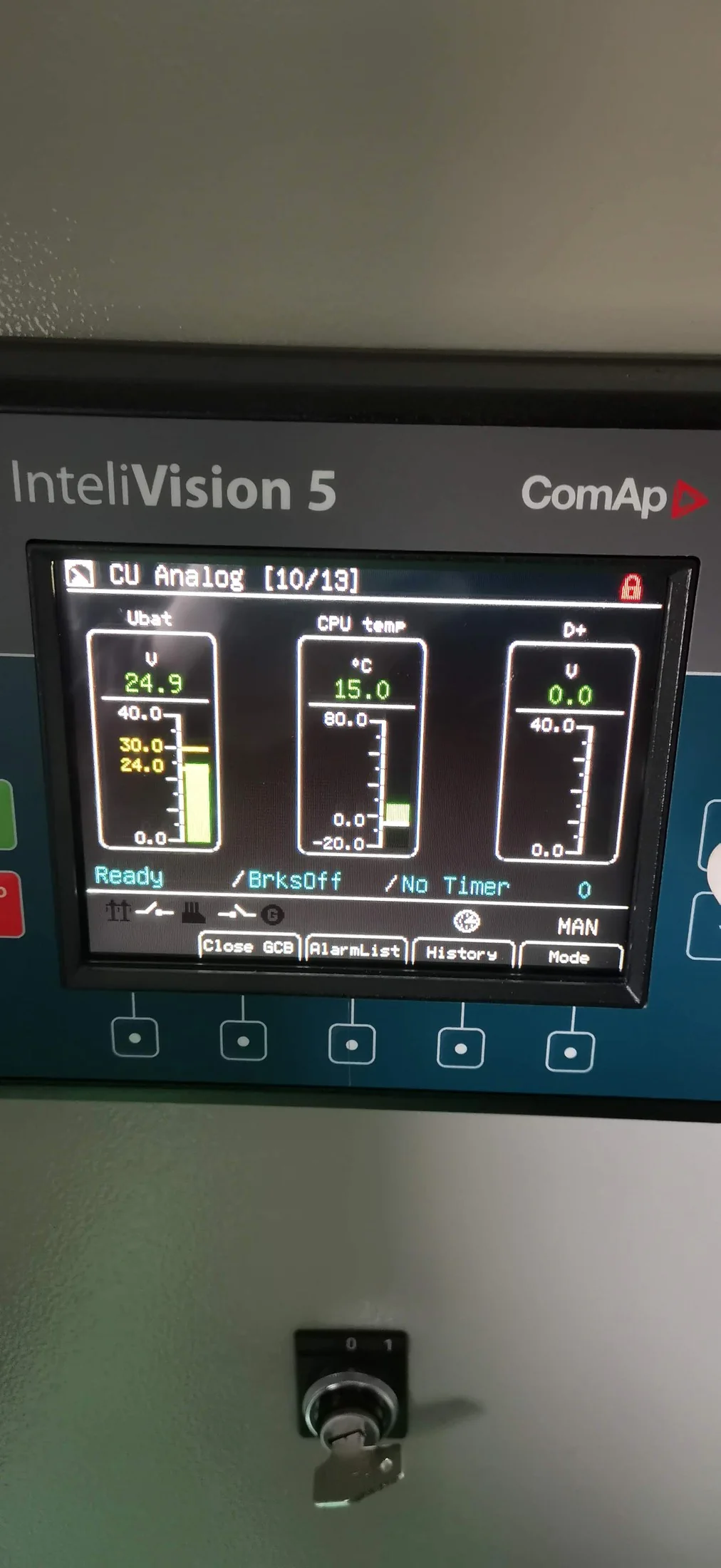 Controlador ComAp instalado en sistema de generación